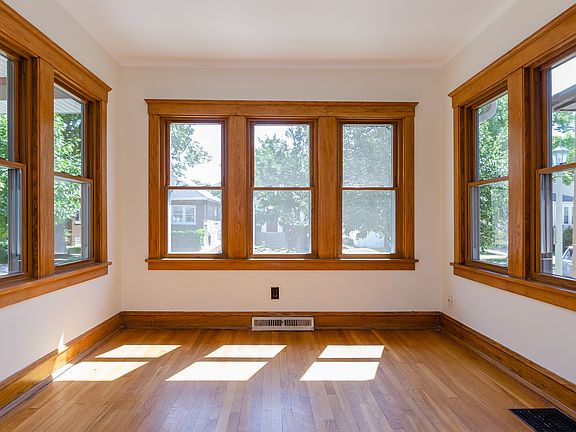2nd image of 1109 Lyman Ave