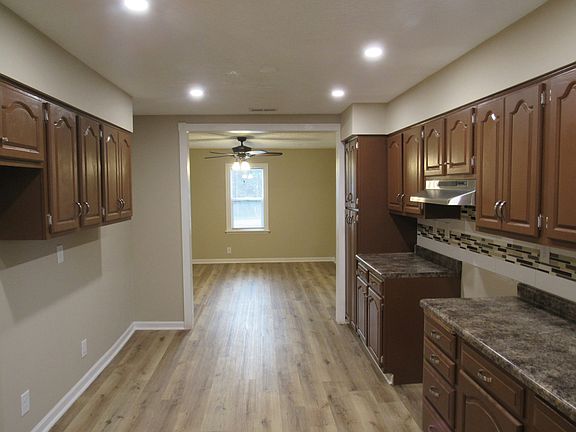 4th image of 560 Manhattan Ave