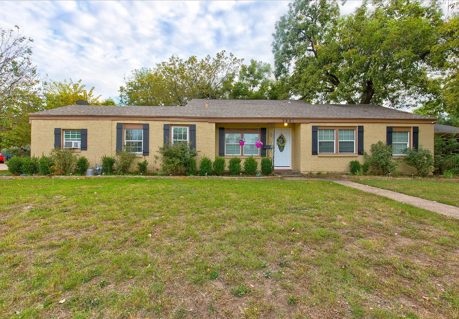 5 bed, 2.0 bath, 2310 sqft, $3,075 — Photo 1
