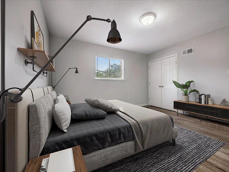 Holmes Pointe Apartments — Photo 19