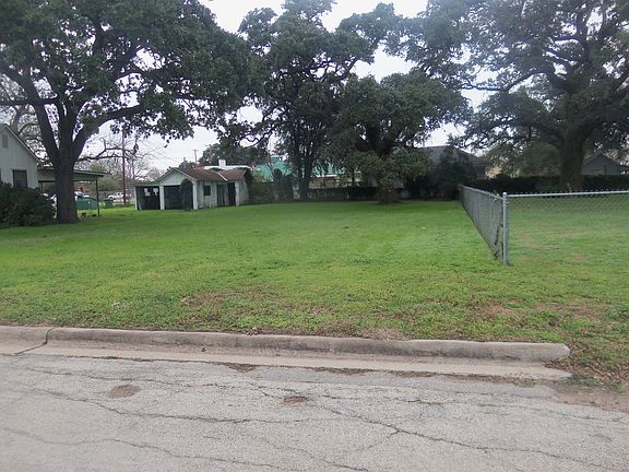 2nd image of 302 E Live Oak St