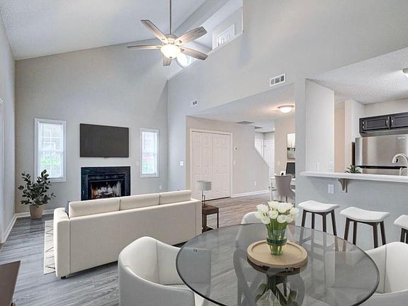 Breakfast & Living Area