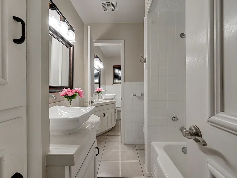 4618 N Harvey Pkwy — Photo 16