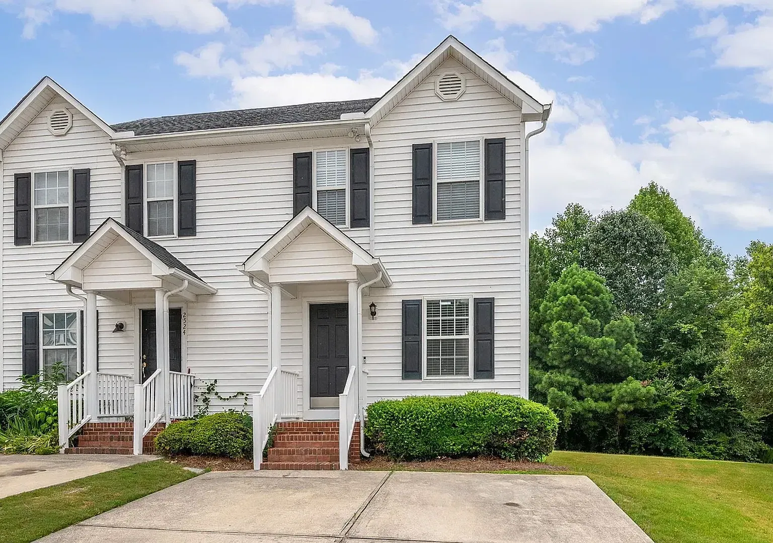 Charming End-Unit Townhome with Golf Course Views in Hedingham! — Photo 1