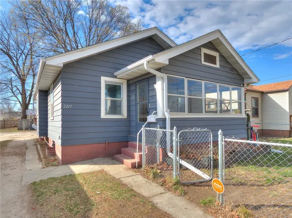 2217 E Grand Ave, Des Moines, IA 50317