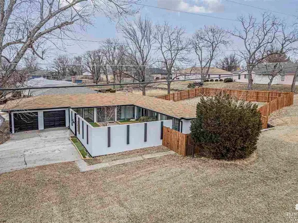 1063 W Chestnut St, Junction City, KS 66441