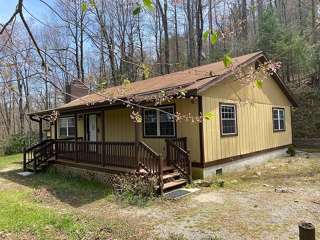 Charming Zirconia home! Enjoy privacy but have neighbors close by.