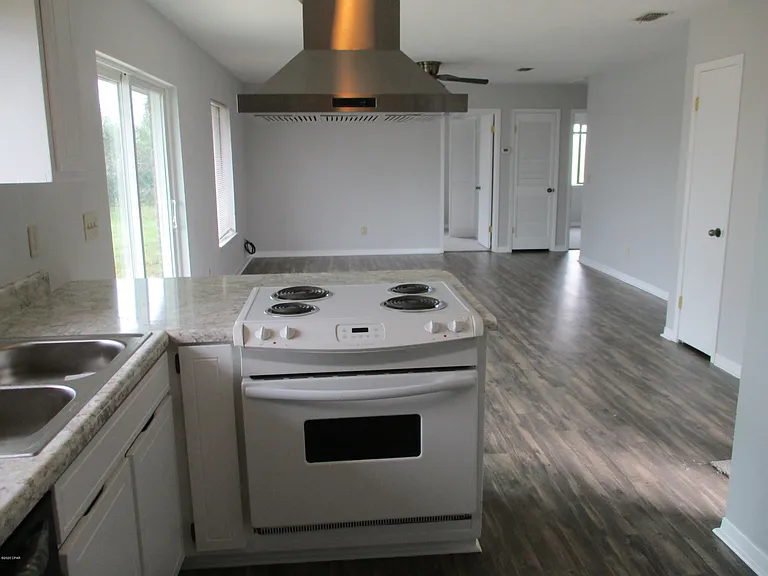 1346 Stephen Dr — Photo 4