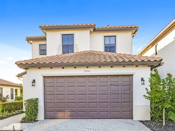 8916 Madrid Cir, Naples, FL 34104