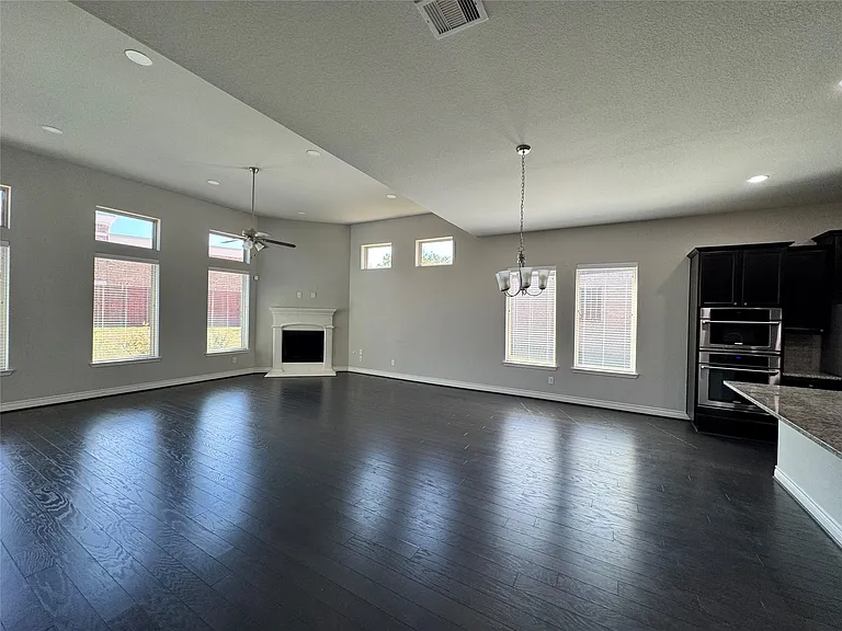 5231 Pickford Grv — Photo 9