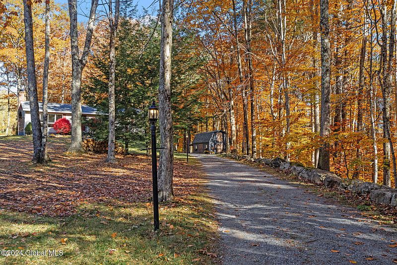 4th image of 1901 Hermance Road