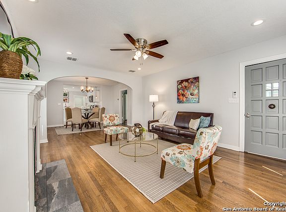 5th image of 2047 W Woodlawn Ave