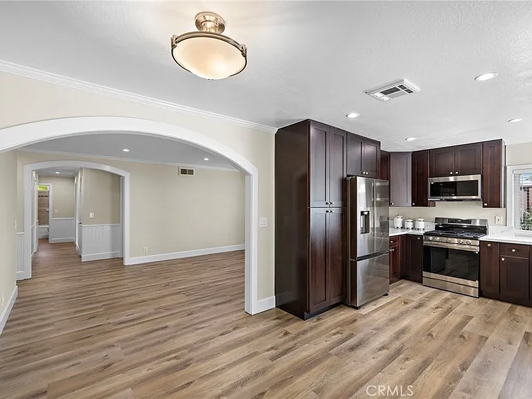 24725 Camarillo St — Photo 3