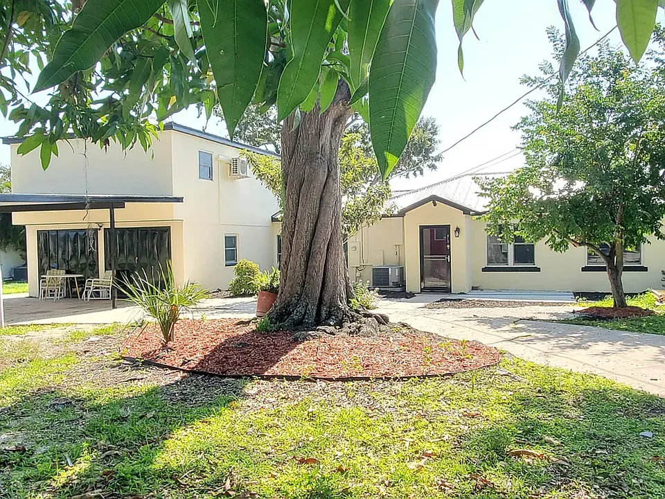 912 Lake Jessie Dr #B