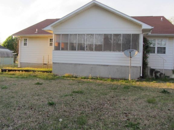 2nd image of 208 W Caddo Ave