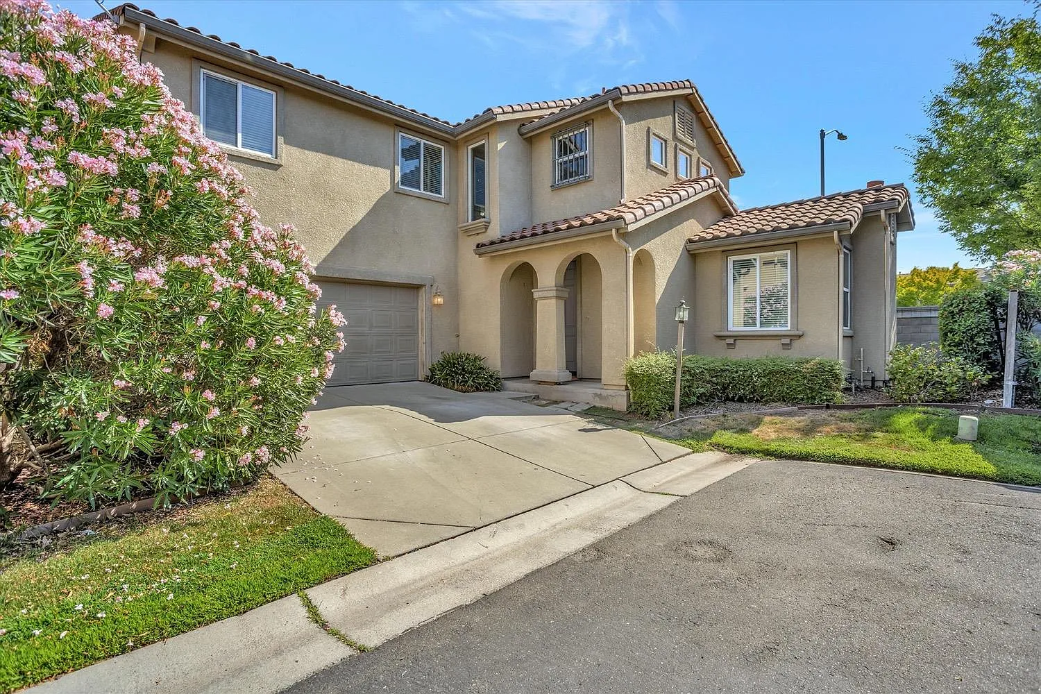 15 Bridgehampton Pl photo 1