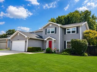 697 Kristy Ln, Wheeling, IL 60090