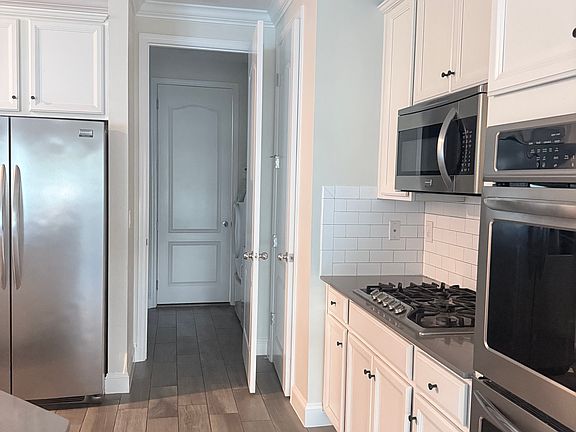 5th image of 83 Silver Creek Pl