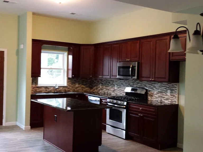240 Jackson Ave #B — Photo 9