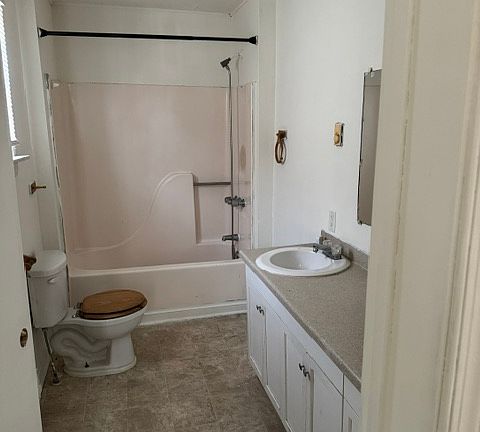5th image of 130 N Kalmia Ave