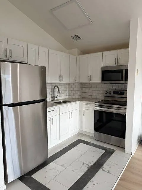 2 bed, 1.0 bath, $2,699 — Photo 2