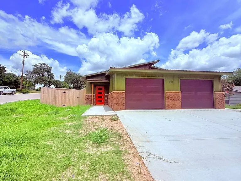 207 N Ridge St — Photo 1