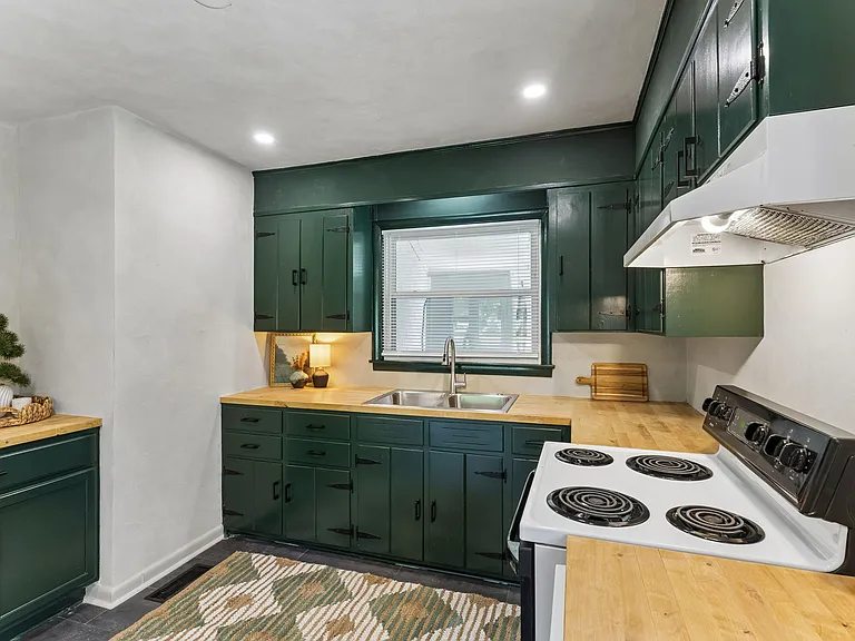 907 Westchester Dr — Photo 10
