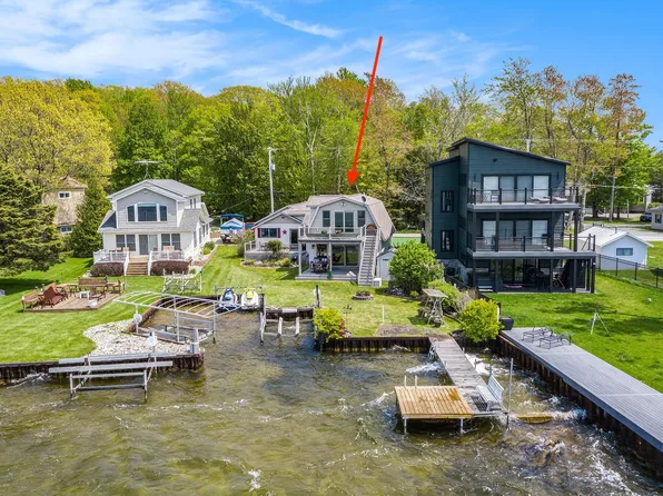 4039 N Lakeshore Dr, Ludington, MI 49431