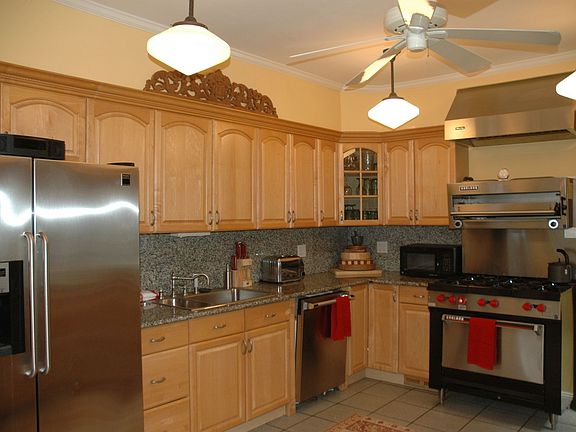 Gourmet eat-in kitchen