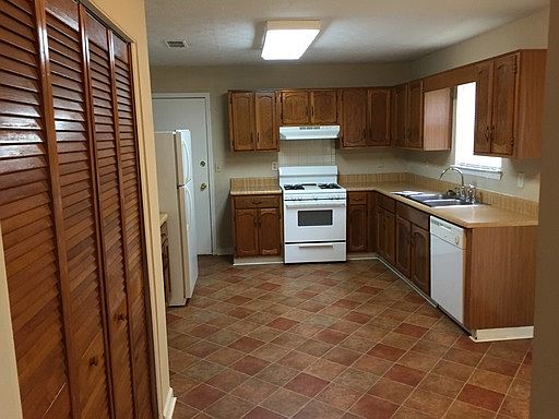 3rd image of 556 Sunfield Dr