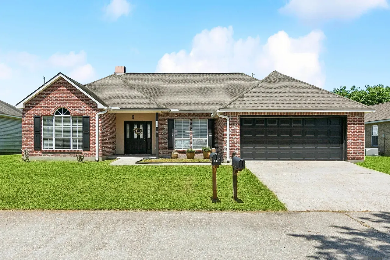 3 bed, 1424 sqft, $2,100 — Photo 1
