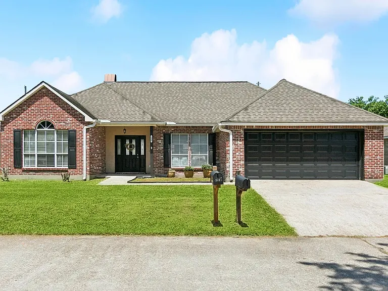 240 Briarhaven Dr — Photo 1