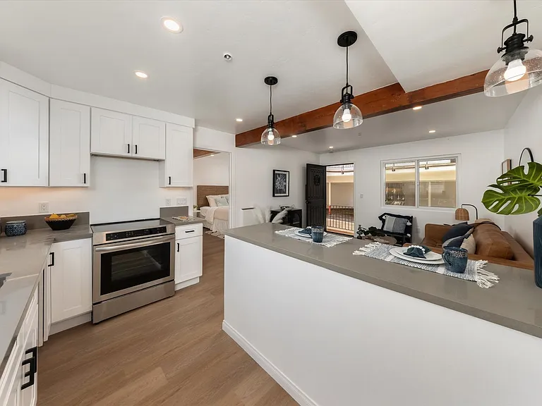 427 W Montecito St — Photo 39