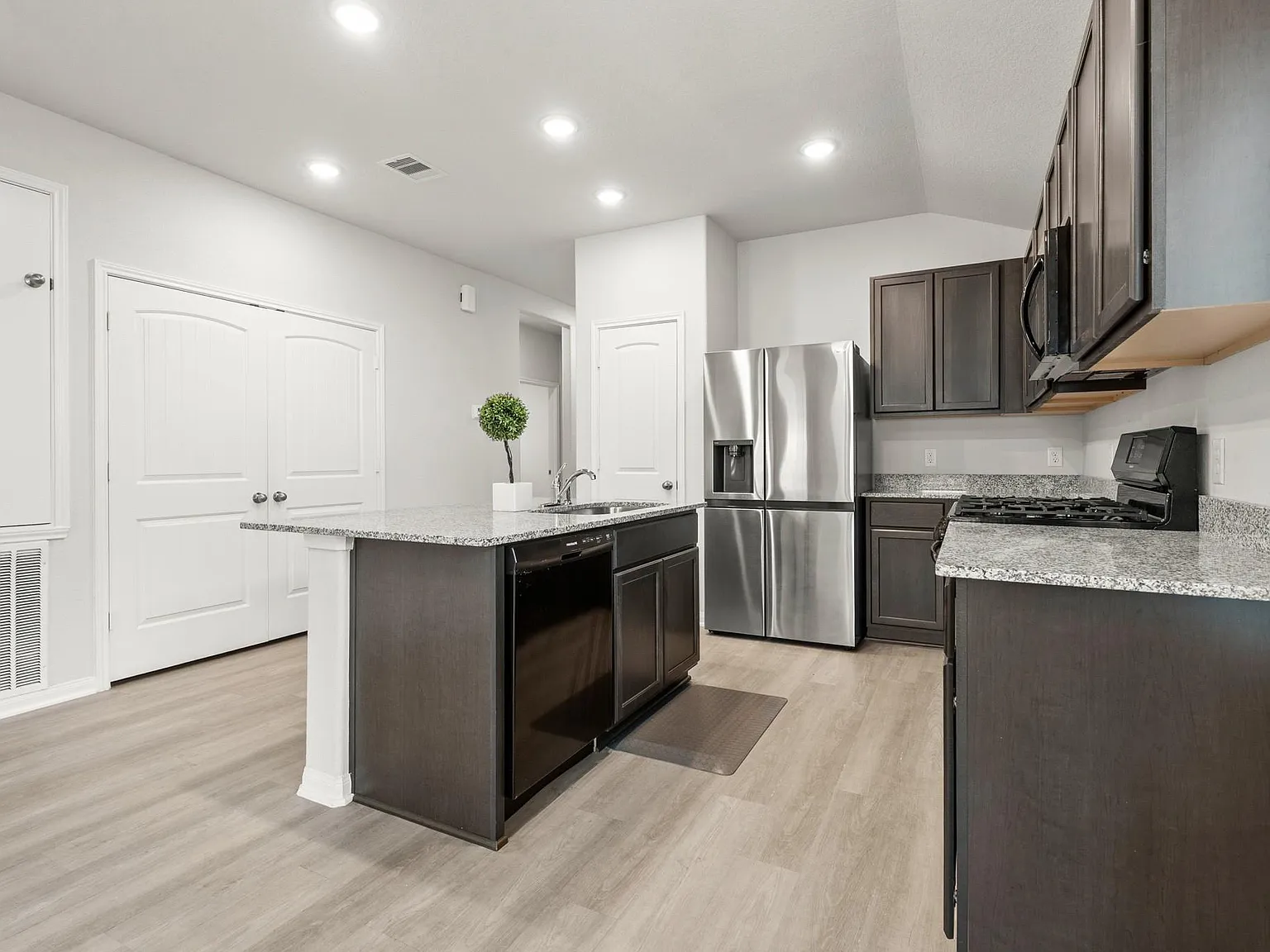 4 bed, 2.0 bath, 1513 sqft, $2,200 — Photo 3