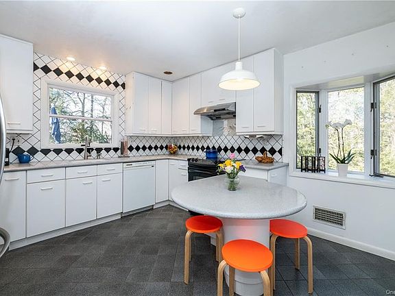 2nd image of 4 Laurel Ln