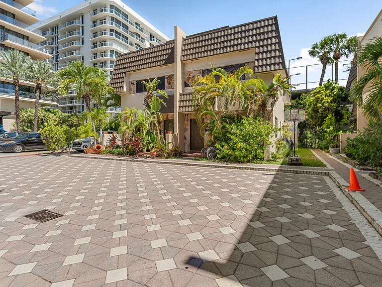 8956 Collins Ave #4 — Photo 7