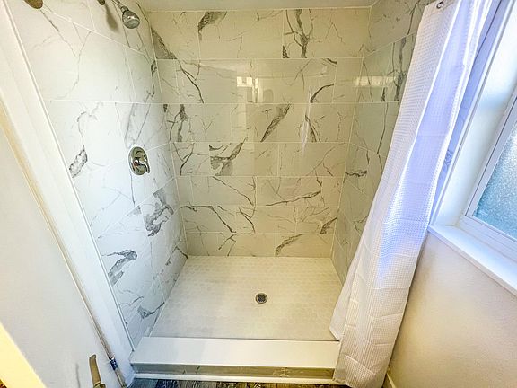 Atlantic Place Shower 
*Please note- each suite slightly different*