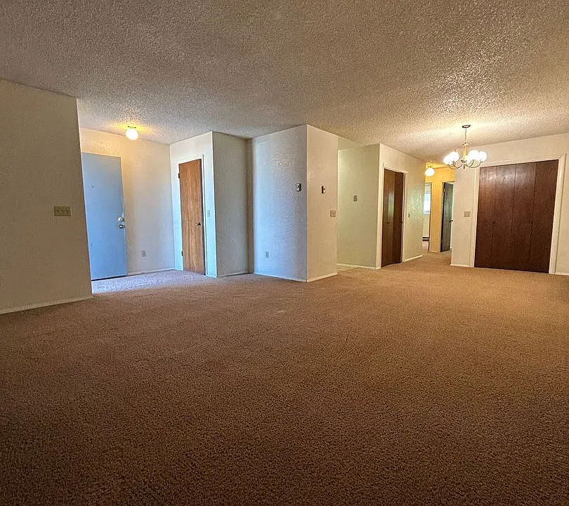 44 6th St W