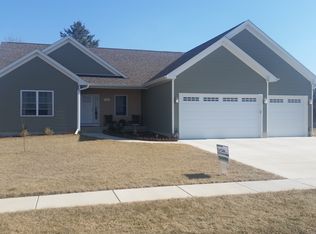 723 Deer Woods Dr, Davenport, IA 52802