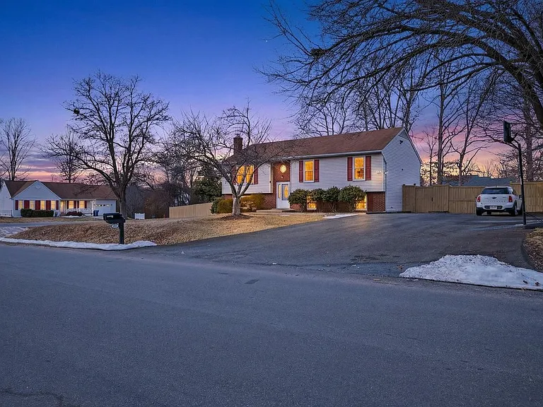 136 Stevens Dr — Photo 4