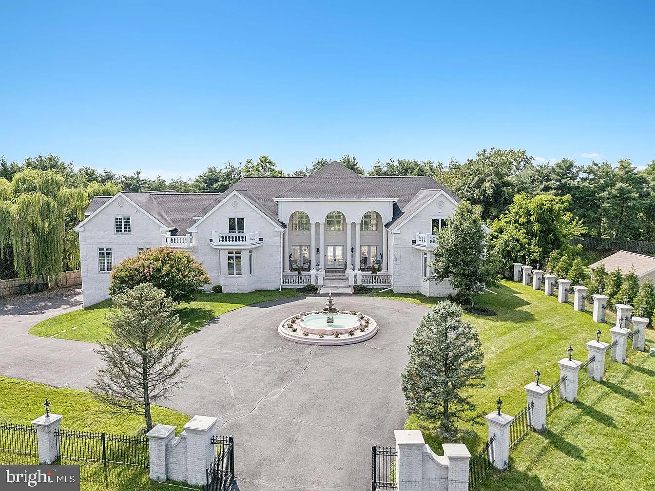 6 bed, 7.5 bath, 10000 sqft, $15,000 — Photo 4