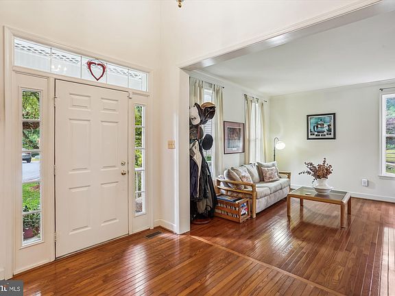 2nd image of 5 Heritage Farm Ct