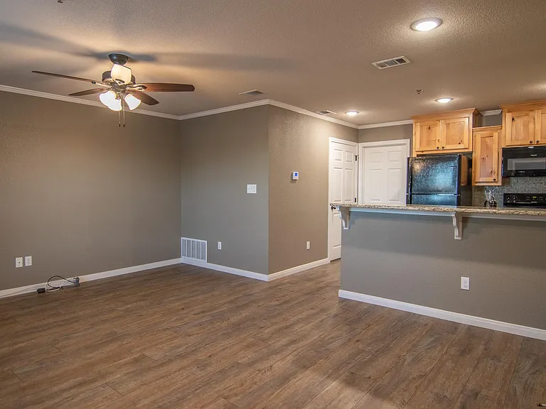Creekside Apartments — Photo 12