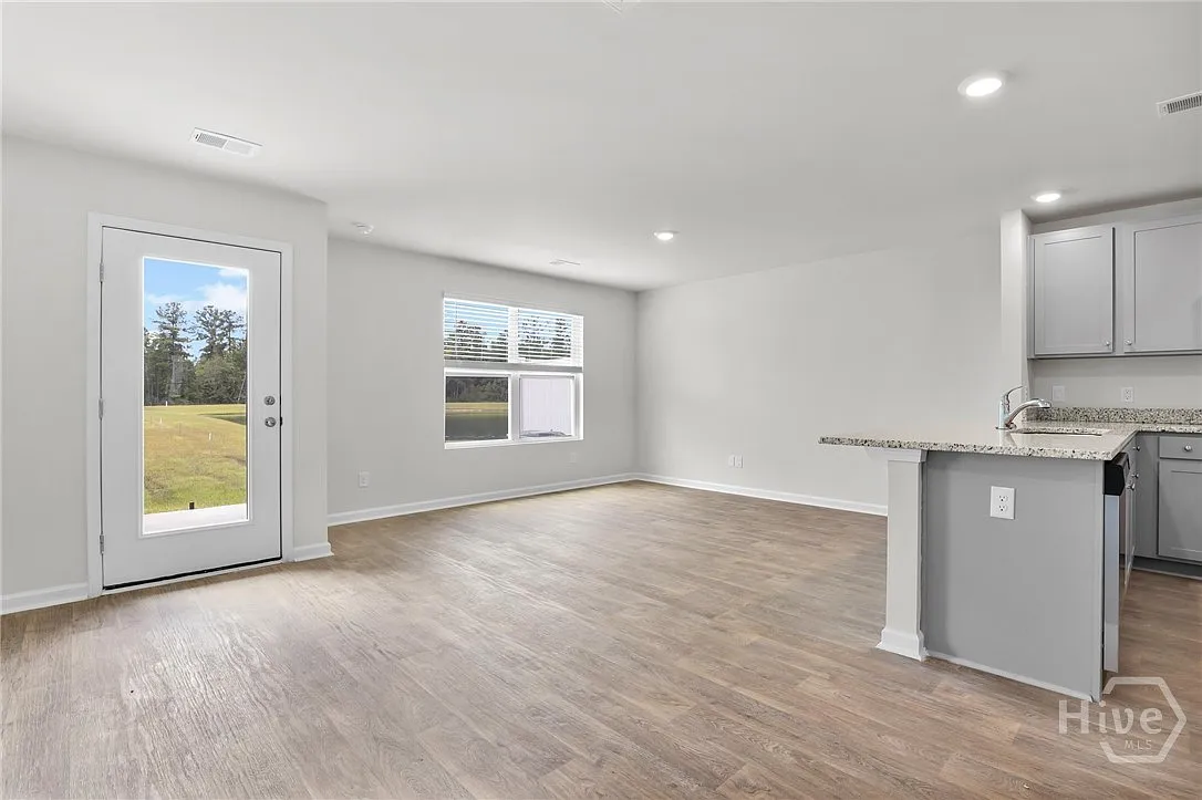 3 bed, 2.5 bath, 1418 sqft, $2,100 — Photo 3