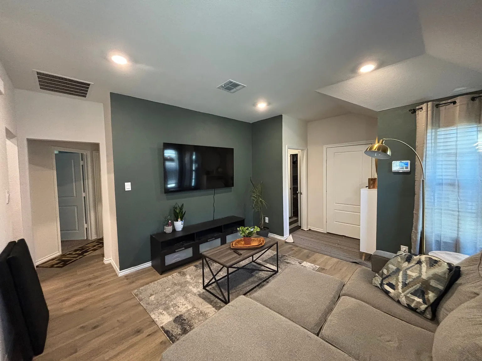 3 bed, 2.0 bath, 1550 sqft, $2,500 — Photo 4