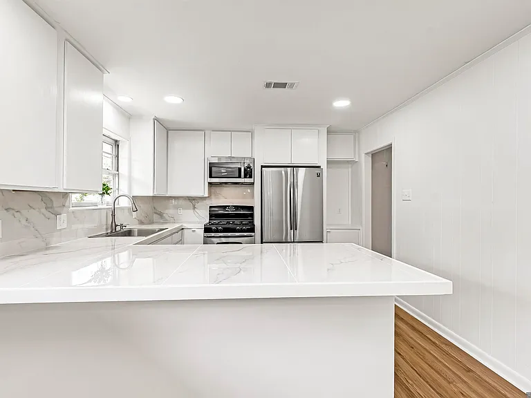 10180 Devonshire Dr — Photo 2