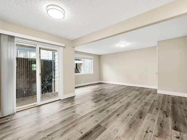 Cape Lee Apartments 2 & 3 Bedroom 1 Bathroom units — Photo 8