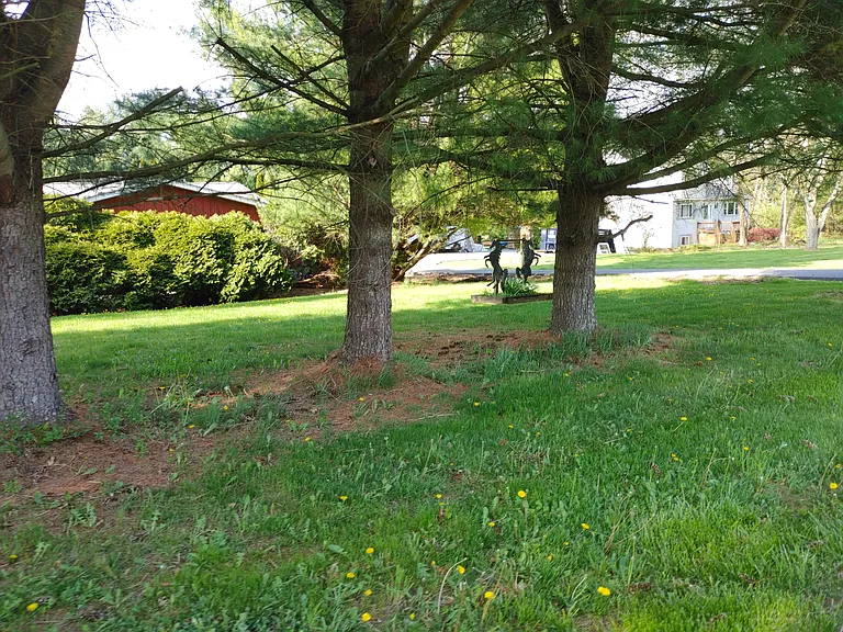 Secluded front entrance right near parking
