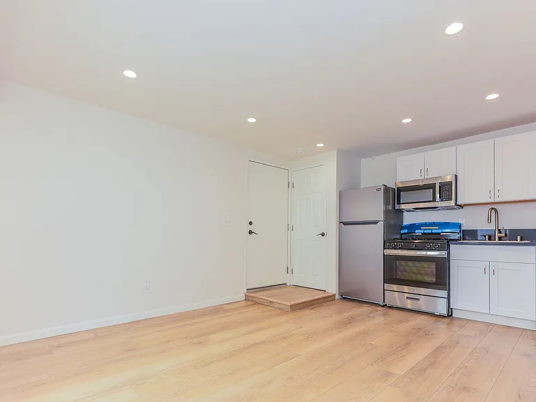 1855 Euclid Street Residences — Photo 4