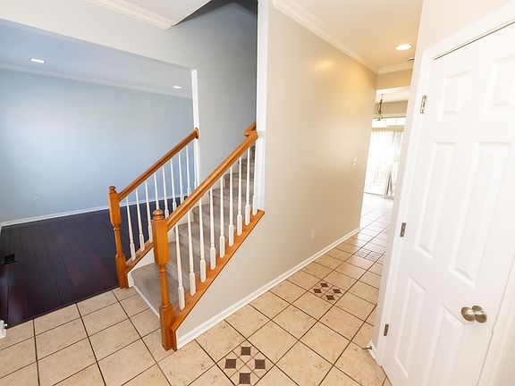 4th image of 8 Thornhill Dr